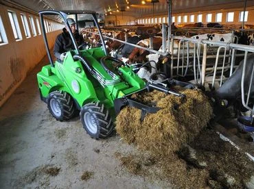 Avant 423 derékcsukós vázszerkezet univerzális minirakodó 2