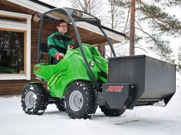 Avant 220 könnyű és kicsi házkörüli fenntartógép univerzális minirakodó