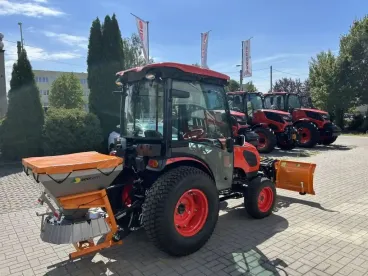 Kioti traktor tolólappal és sószóróval felszerelve