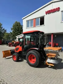 Kioti traktor tolólappal és sószóróval felszerelve baloldali nézetben