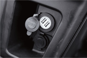 12V és USB csatlakozók