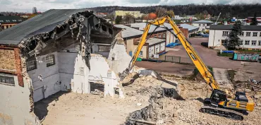 SANY SY500HRD hosszú gémes bontógép bontás közben légifelvételen