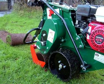 Groundsman TMC46 több, mint 1000 m2/h gyepfelszedő