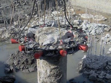 Mantovanibenne Oszloptörő a földből kilógó kör- és négyzet  alapú cölöposzlopok bontására  oszloptörő  2
